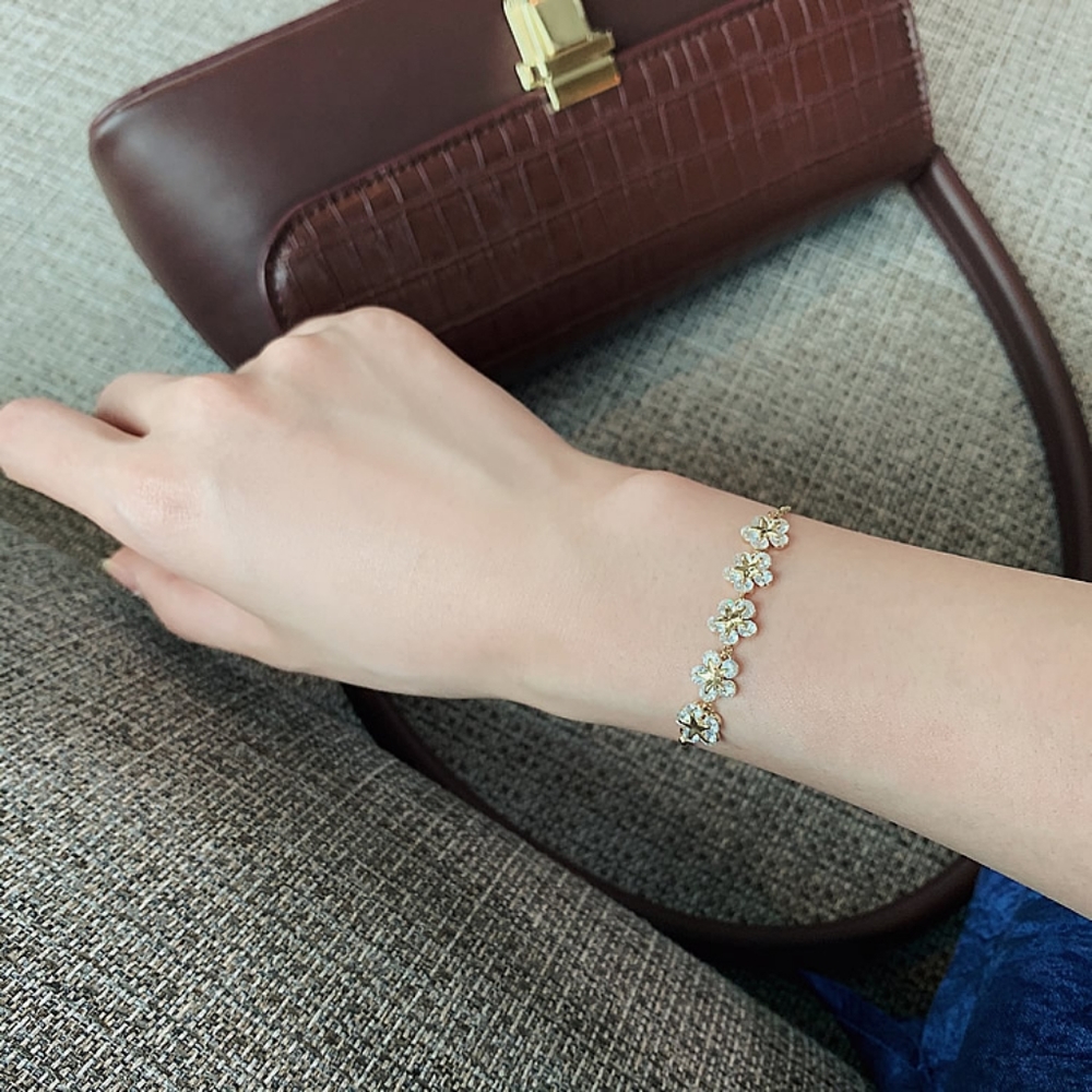 Lux Gold Flower Bracelet - Picture 2 of 2